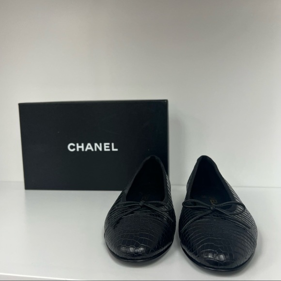 CHANEL Shoes - Chanel Leather Calfskin Flats in Black